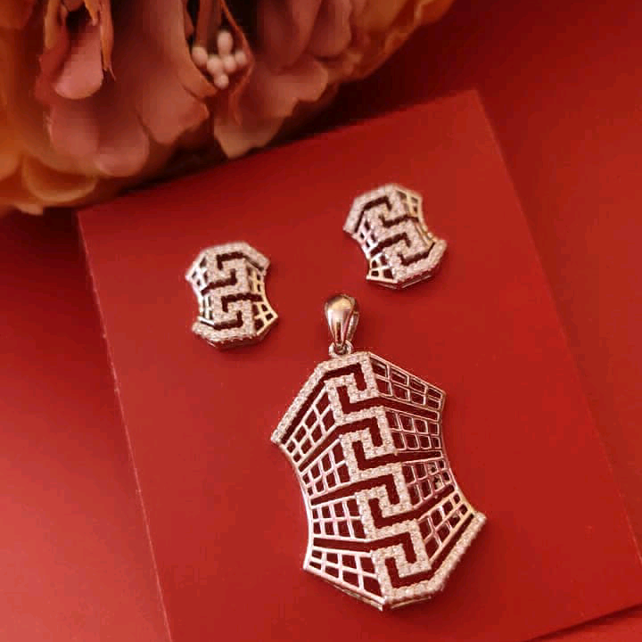 Labyrinth Pattern Pendant Set